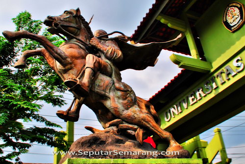 Gambar patung diponegoro naik kuda